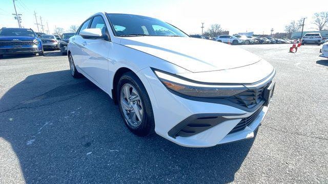 2024 Hyundai ELANTRA SE