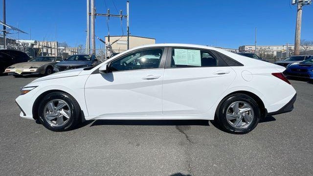 2024 Hyundai ELANTRA SE