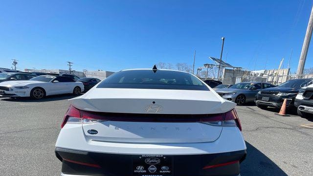 2024 Hyundai ELANTRA SE