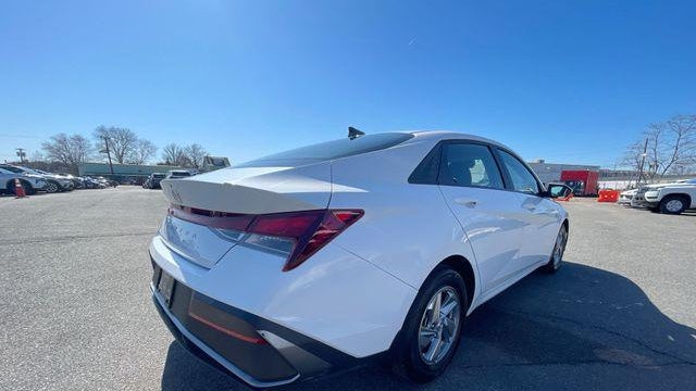 2024 Hyundai ELANTRA SE