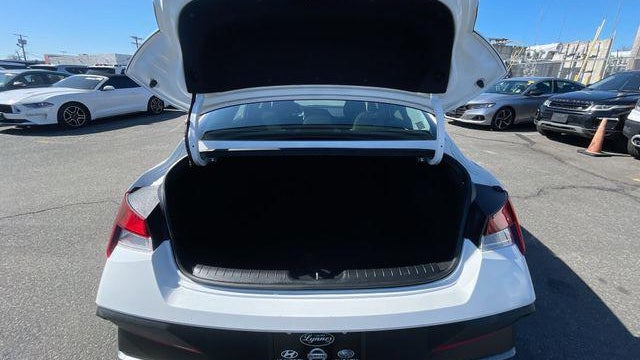2024 Hyundai ELANTRA SE