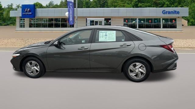 2024 Hyundai ELANTRA SE