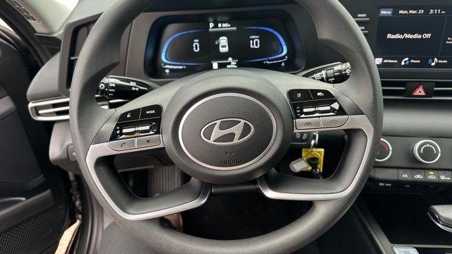 2024 Hyundai ELANTRA SE