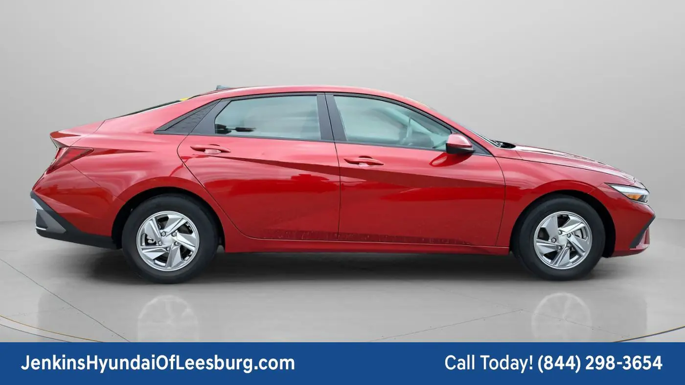 2024 Hyundai ELANTRA SE