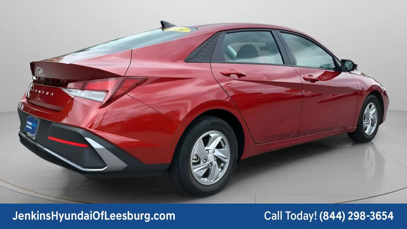 2024 Hyundai ELANTRA SE