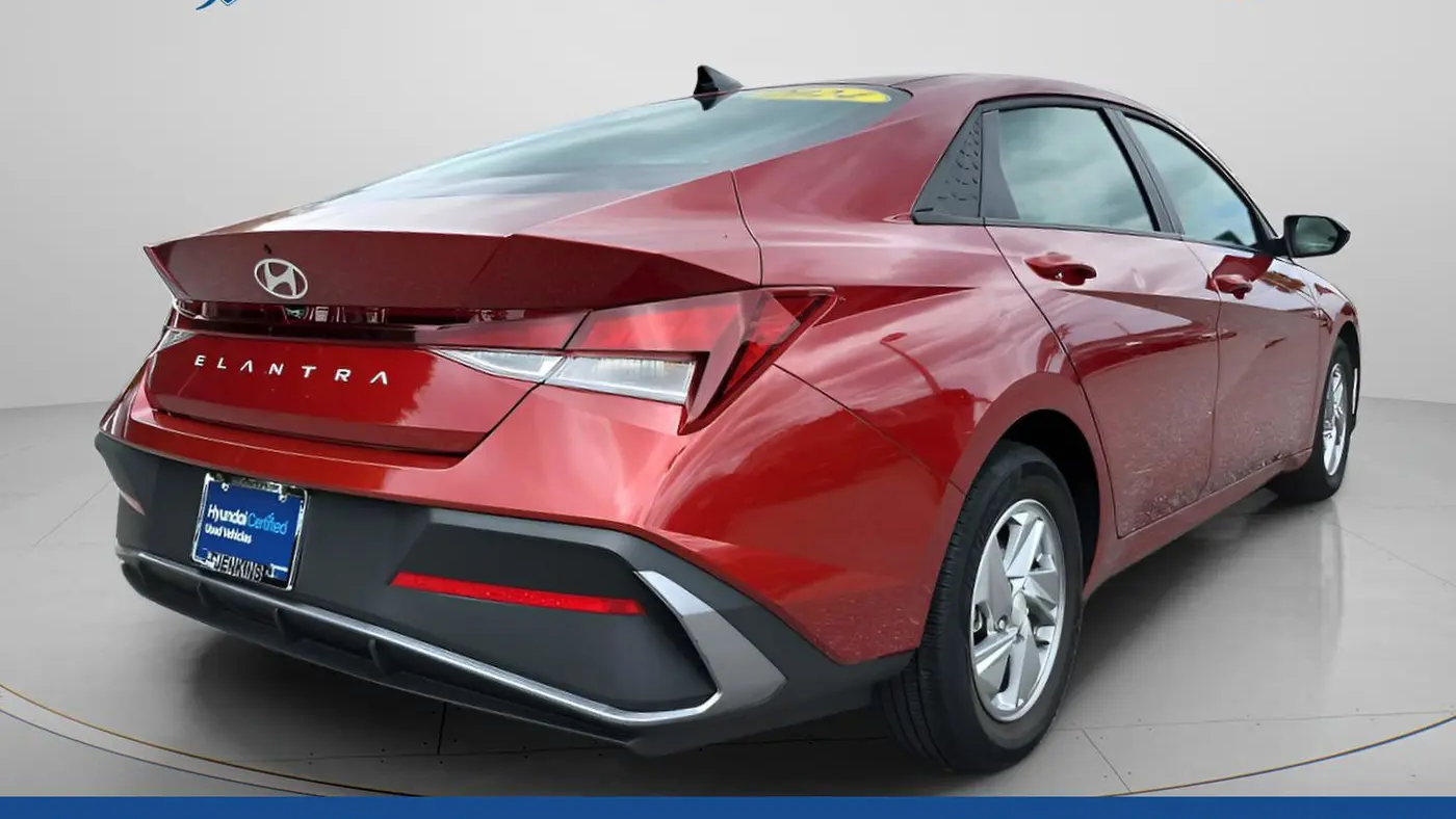 2024 Hyundai ELANTRA SE