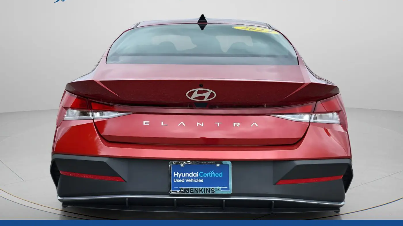2024 Hyundai ELANTRA SE