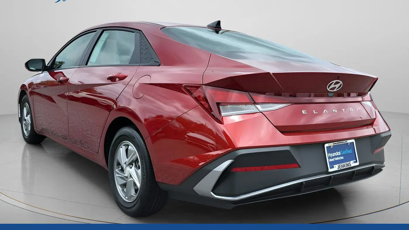 2024 Hyundai ELANTRA SE