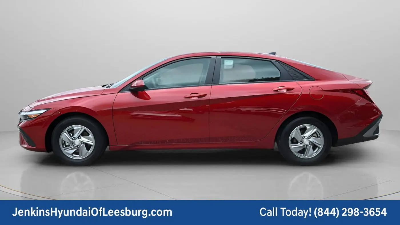 2024 Hyundai ELANTRA SE
