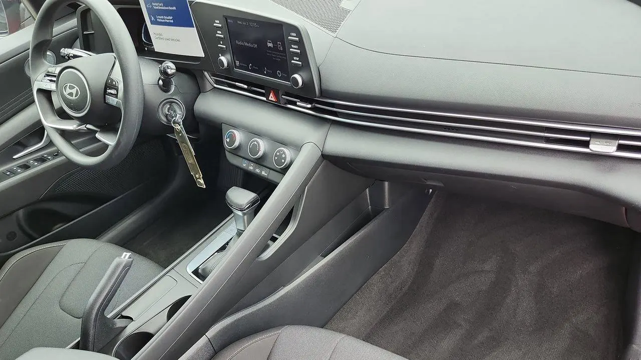 2024 Hyundai ELANTRA SE
