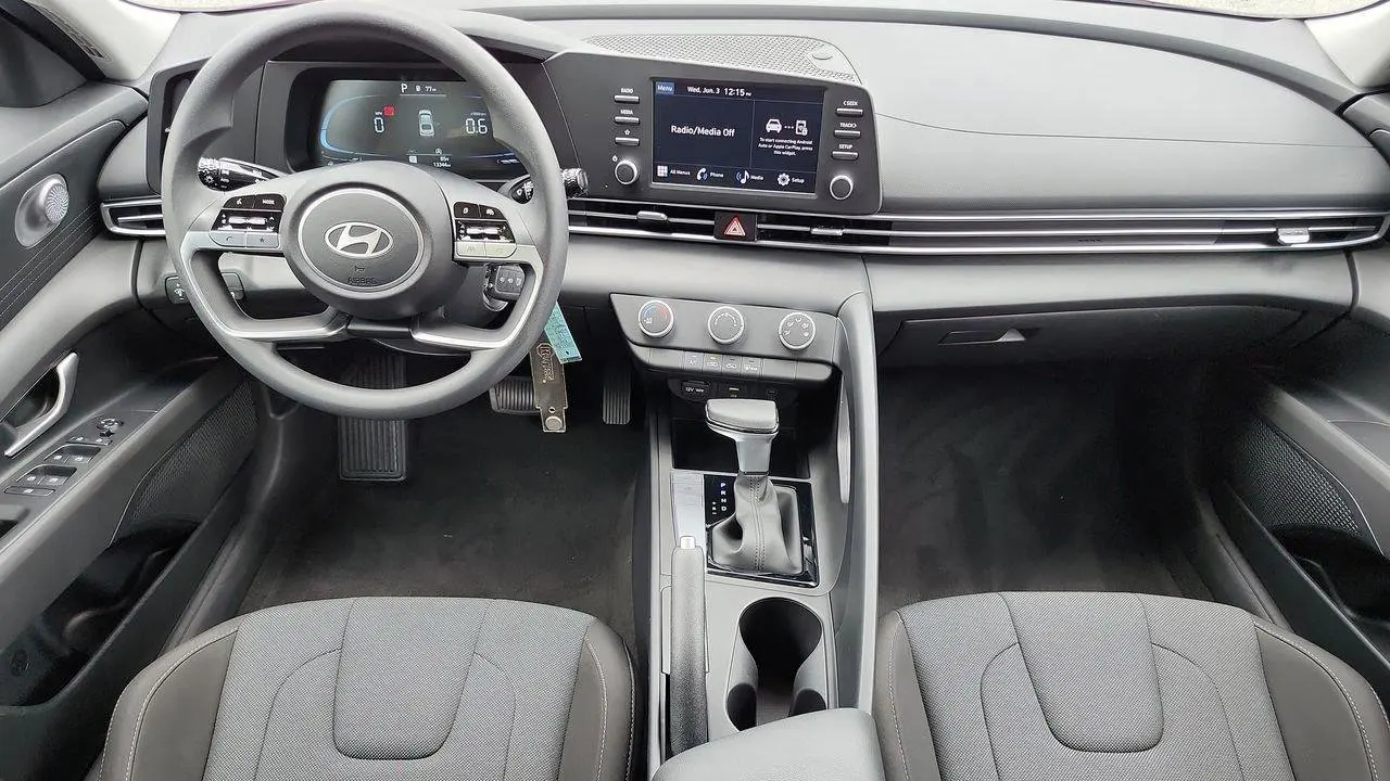 2024 Hyundai ELANTRA SE