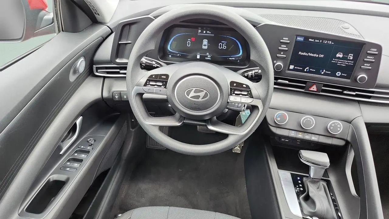 2024 Hyundai ELANTRA SE