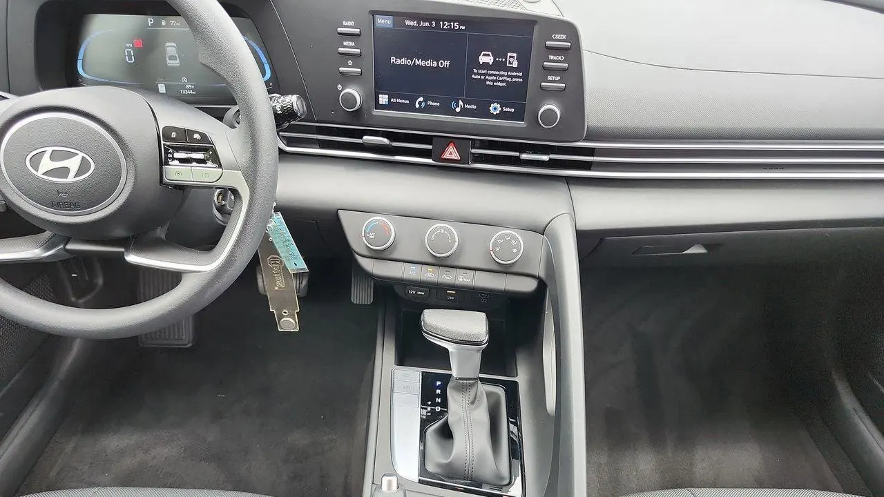 2024 Hyundai ELANTRA SE