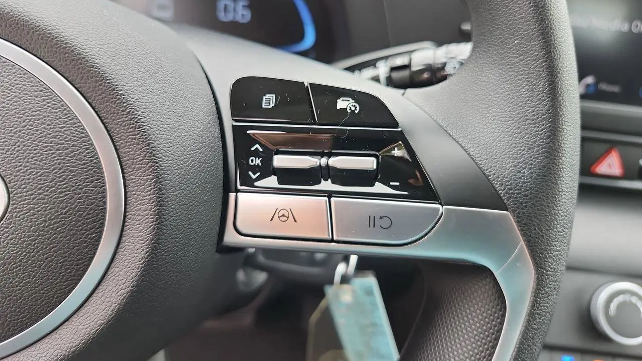 2024 Hyundai ELANTRA SE