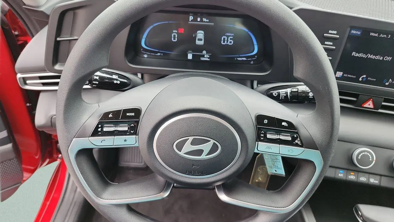2024 Hyundai ELANTRA SE