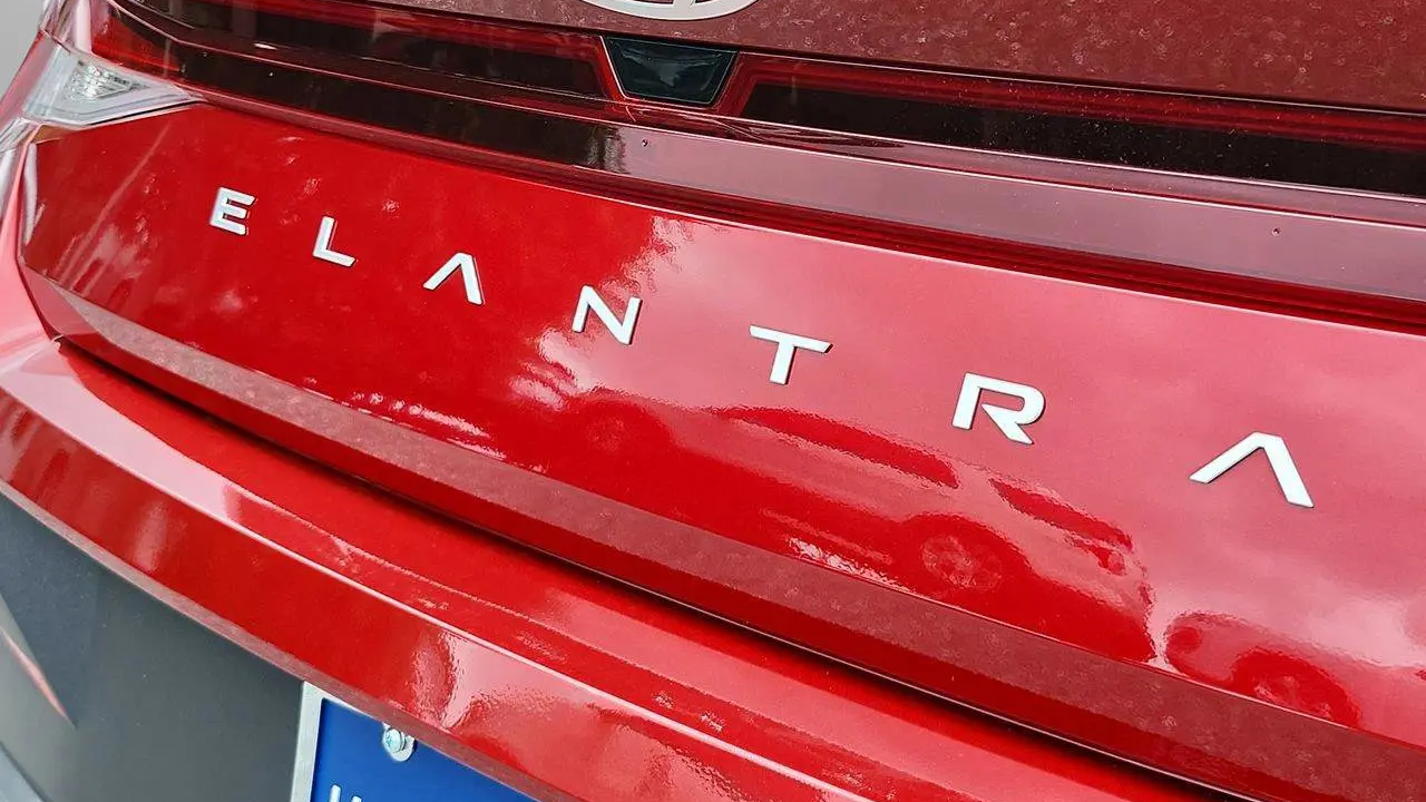 2024 Hyundai ELANTRA SE