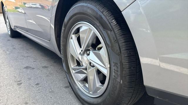 2024 Hyundai ELANTRA SE