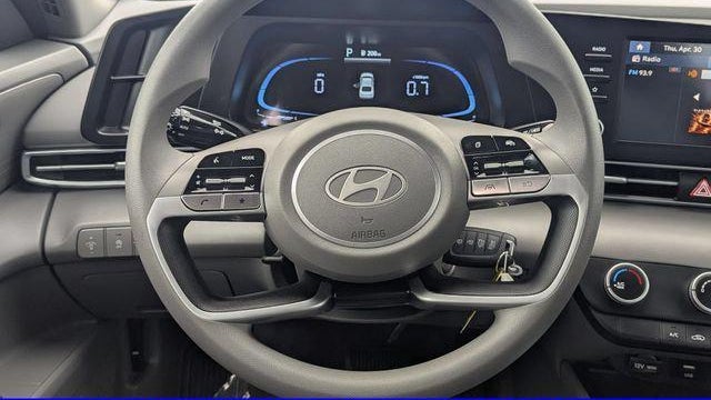 2024 Hyundai ELANTRA SE