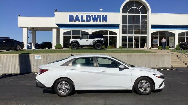 2025 Hyundai ELANTRA SE