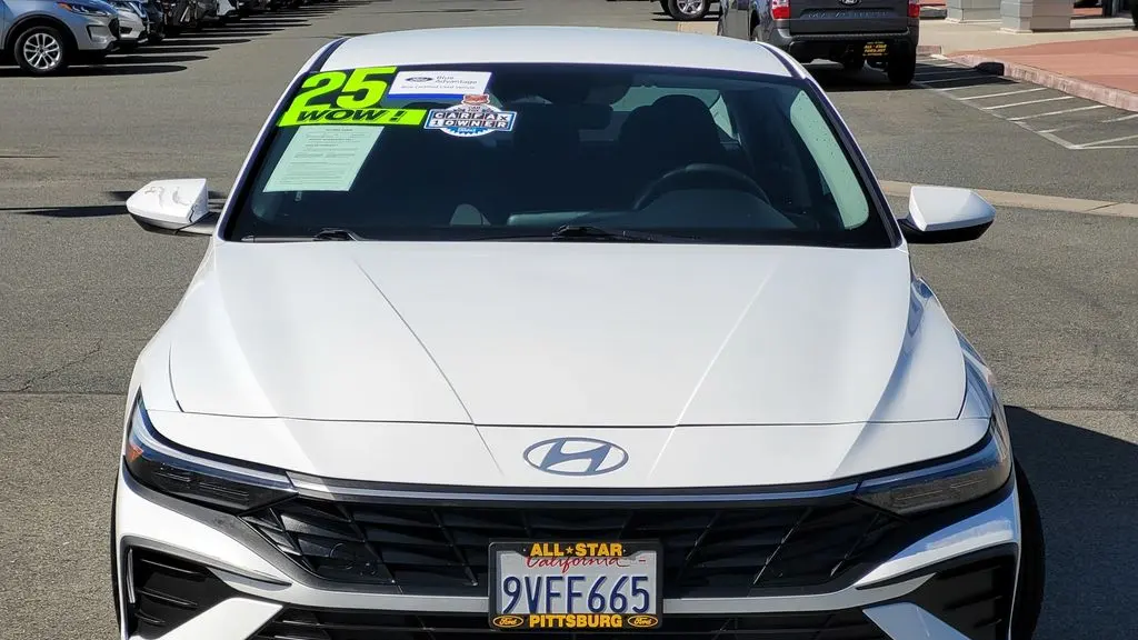 2025 Hyundai ELANTRA SE