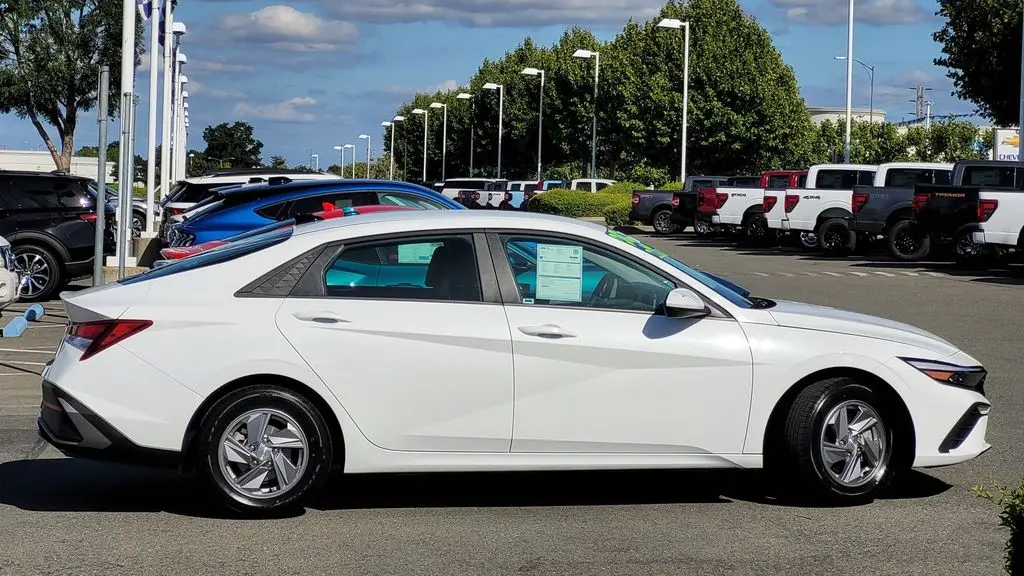 2025 Hyundai ELANTRA SE