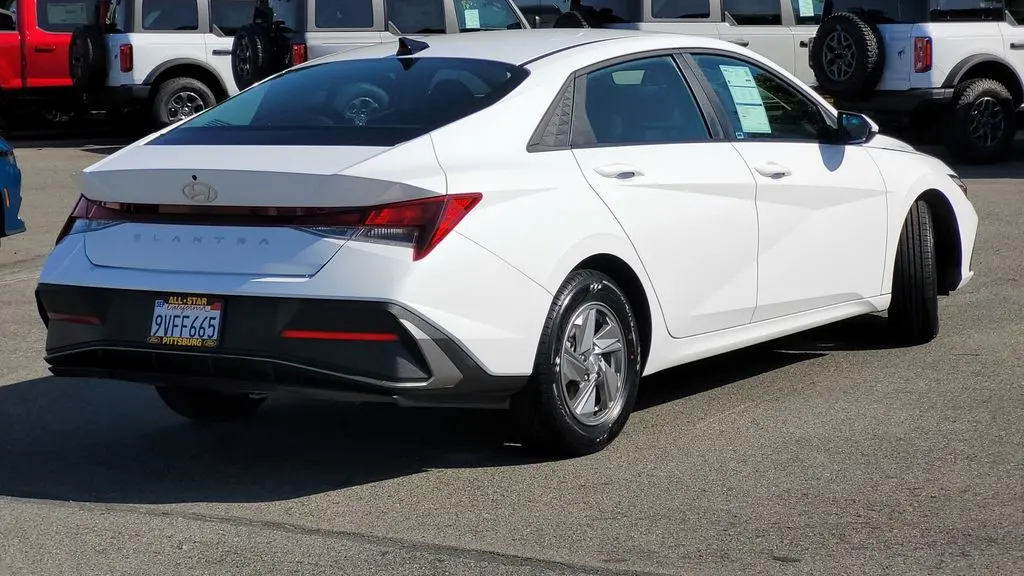 2025 Hyundai ELANTRA SE