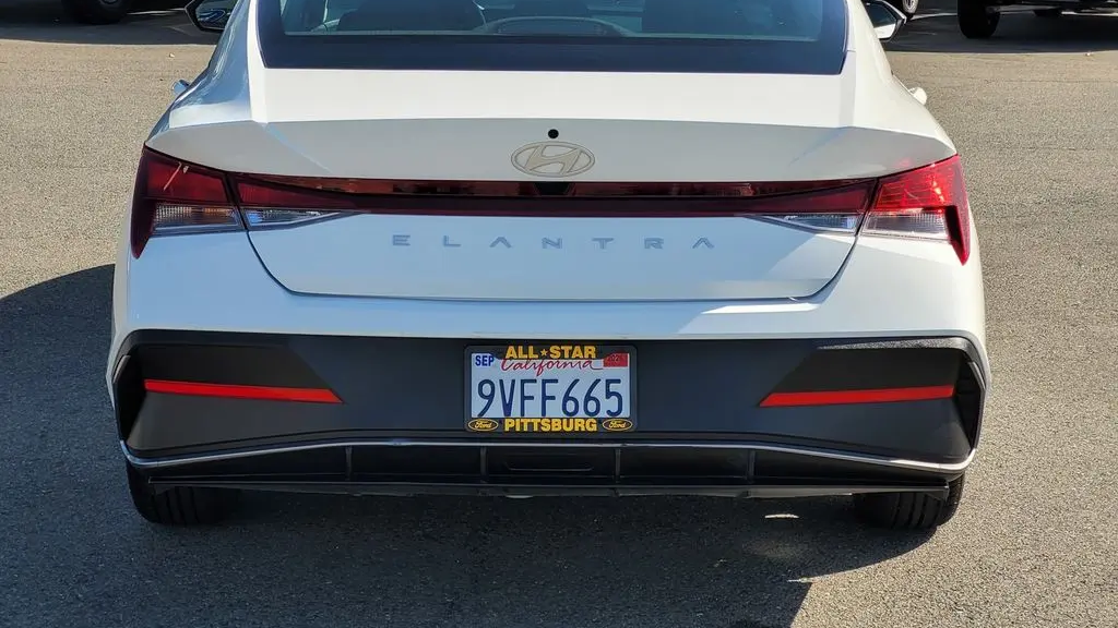2025 Hyundai ELANTRA SE