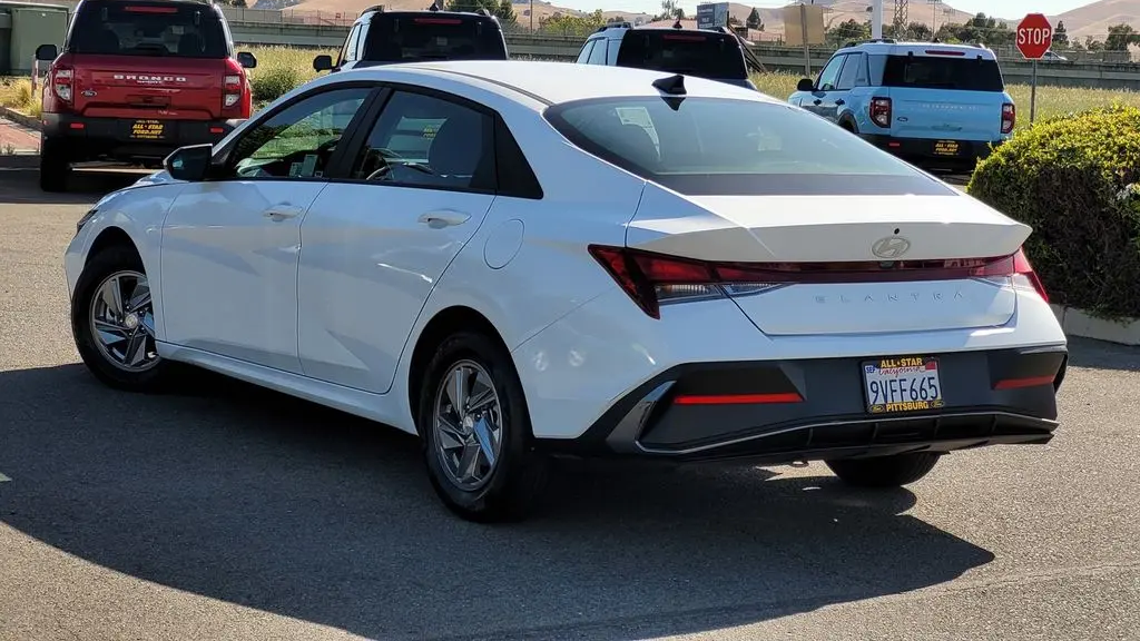2025 Hyundai ELANTRA SE