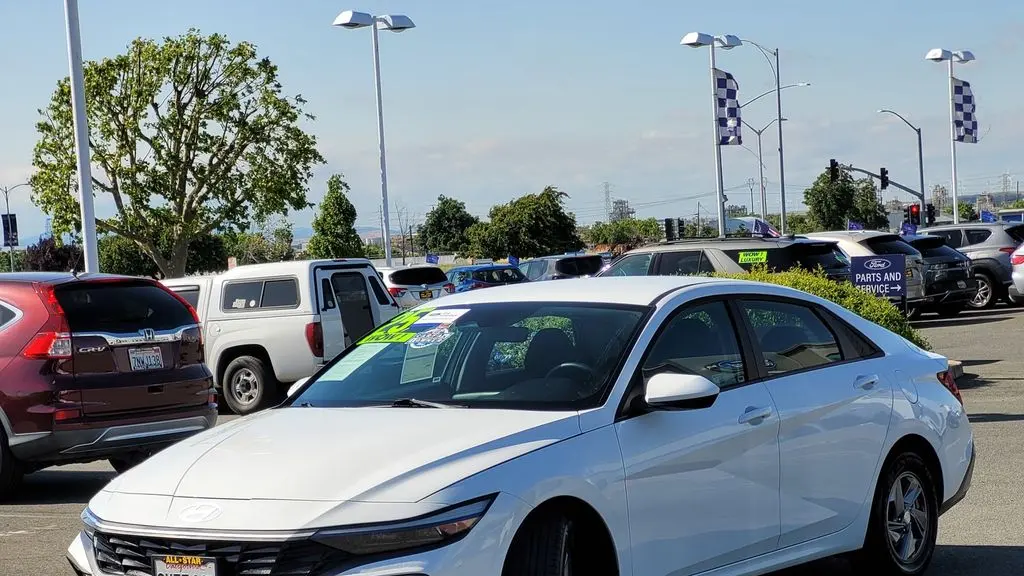 2025 Hyundai ELANTRA SE