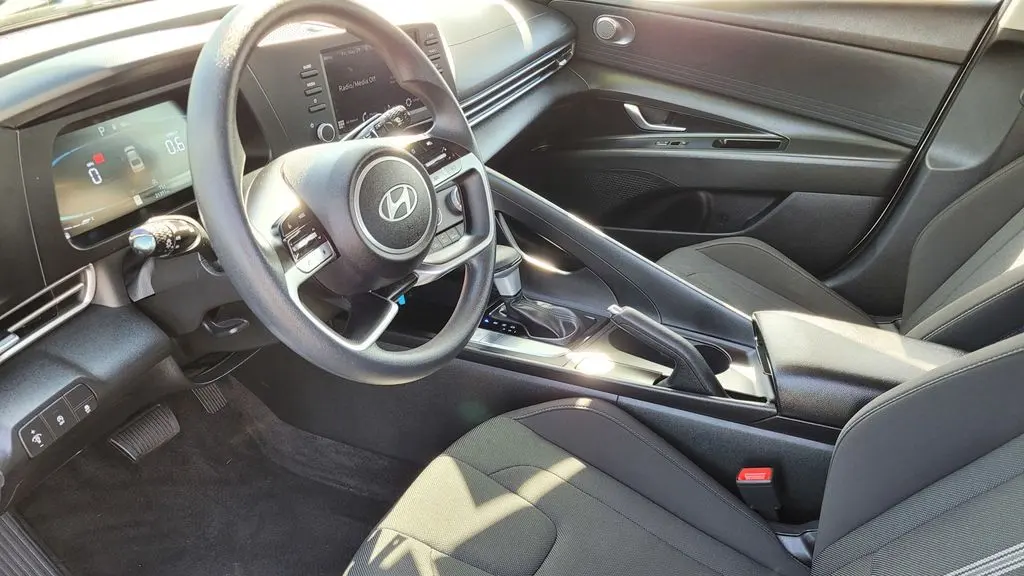 2025 Hyundai ELANTRA SE