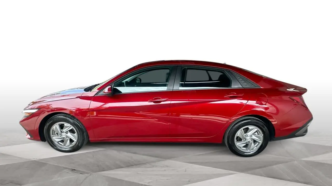 2025 Hyundai ELANTRA SE