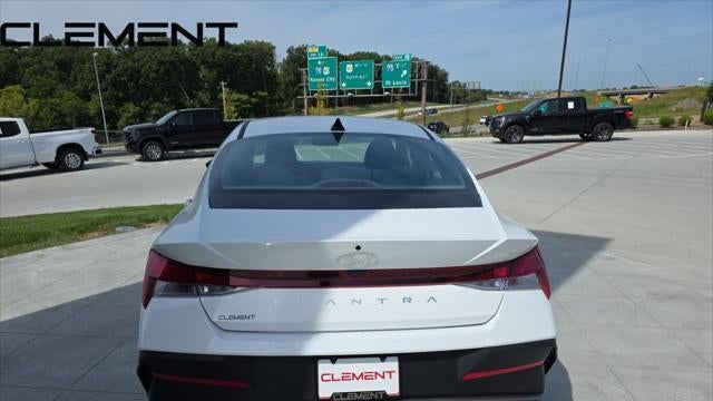 2025 Hyundai ELANTRA SE