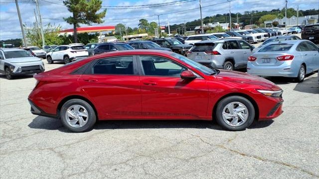 2025 Hyundai ELANTRA SE