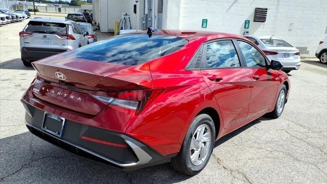 2025 Hyundai ELANTRA SE