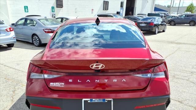 2025 Hyundai ELANTRA SE