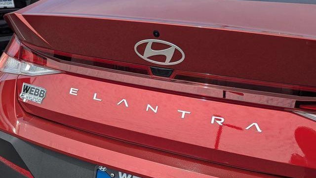 2025 Hyundai ELANTRA SE