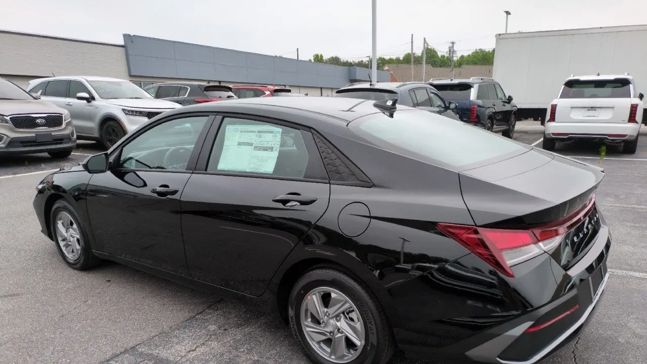 2026 Hyundai ELANTRA SE