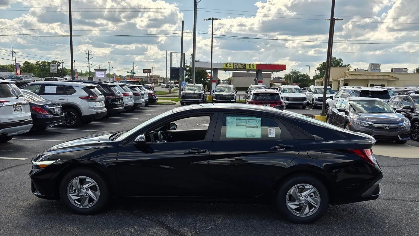 2026 Hyundai ELANTRA SE