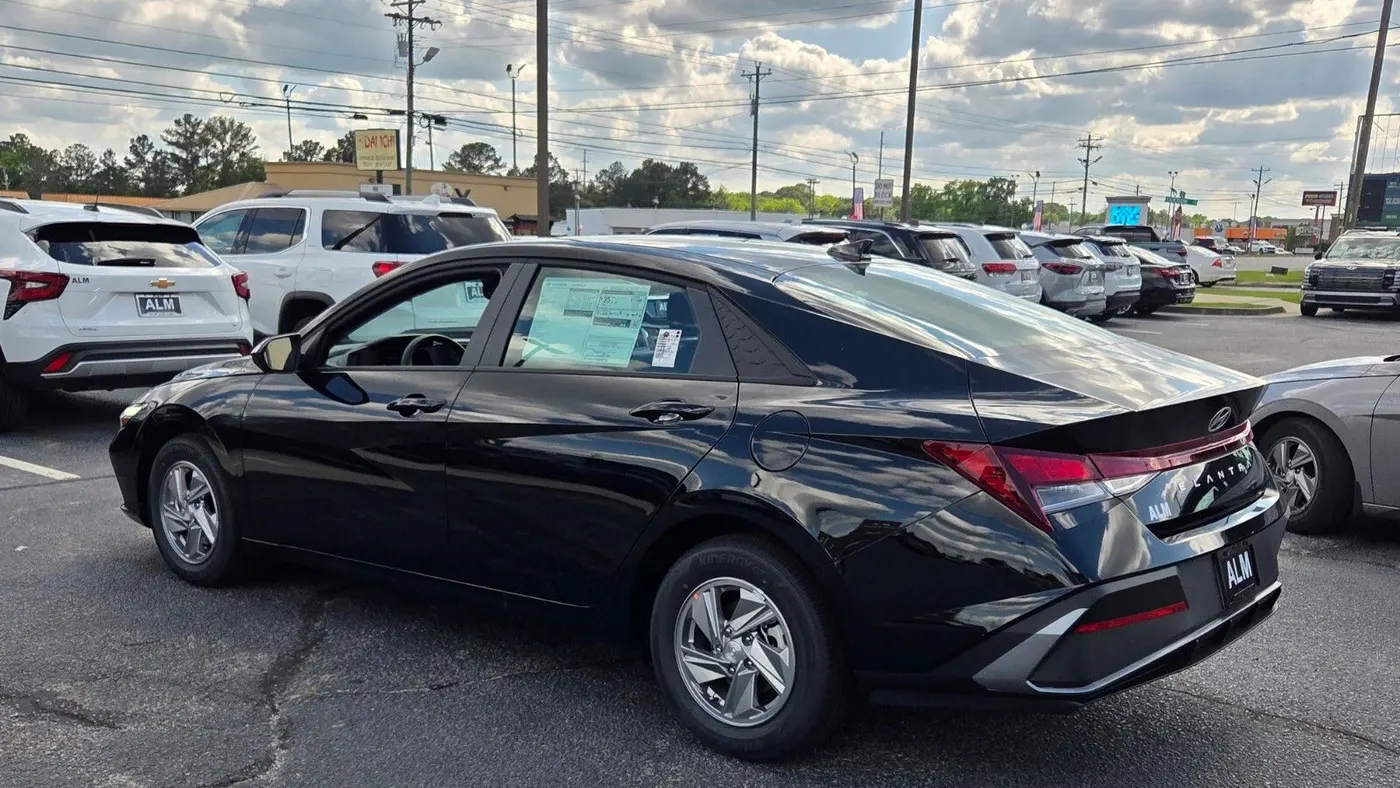 2026 Hyundai ELANTRA SE