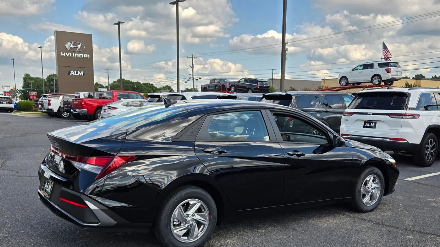 2026 Hyundai ELANTRA SE