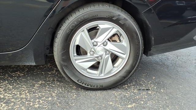 2024 Hyundai ELANTRA SE