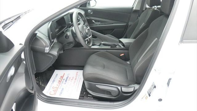 2024 Hyundai ELANTRA SE