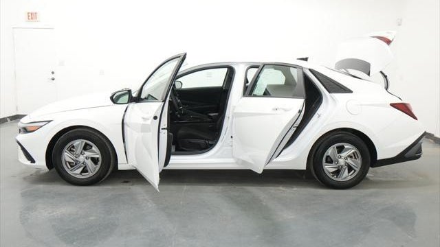 2024 Hyundai ELANTRA SE