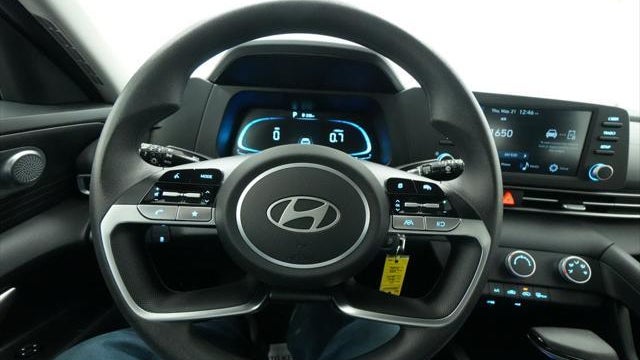 2024 Hyundai ELANTRA SE
