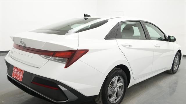 2024 Hyundai ELANTRA SE