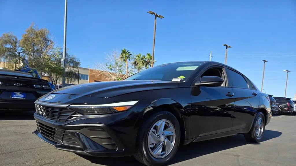 2024 Hyundai ELANTRA SE