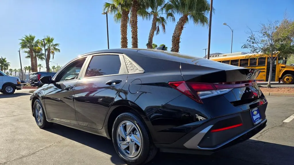 2024 Hyundai ELANTRA SE
