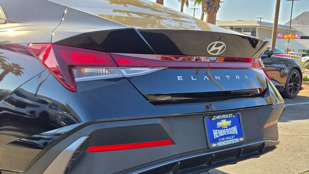 2024 Hyundai ELANTRA SE