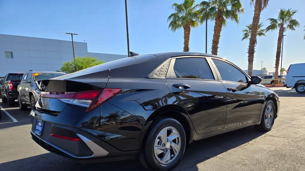 2024 Hyundai ELANTRA SE