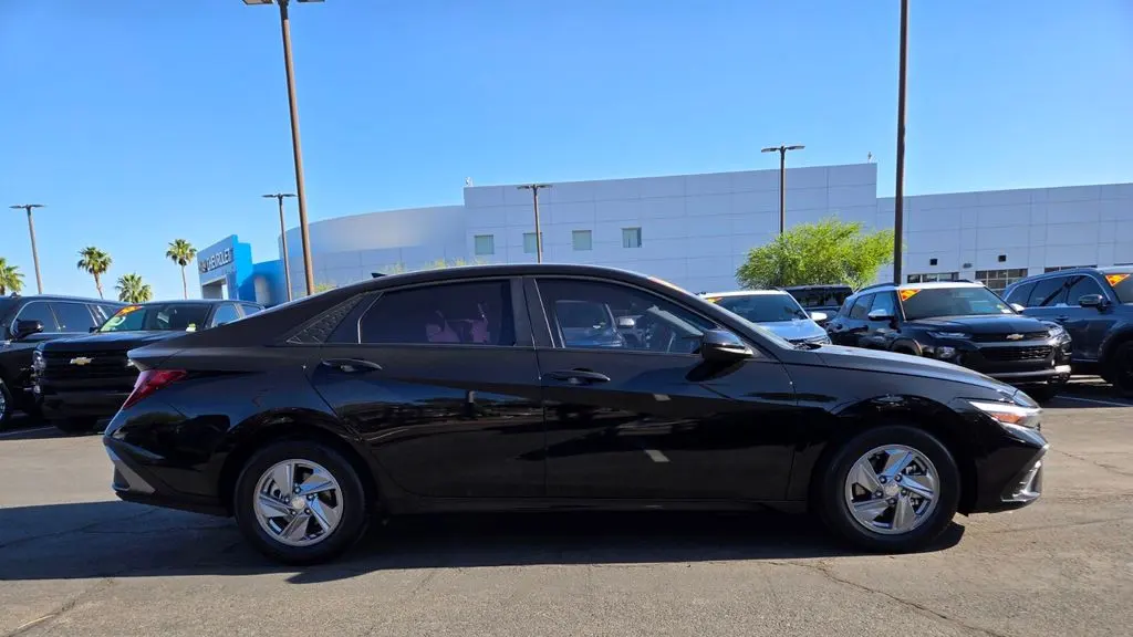 2024 Hyundai ELANTRA SE